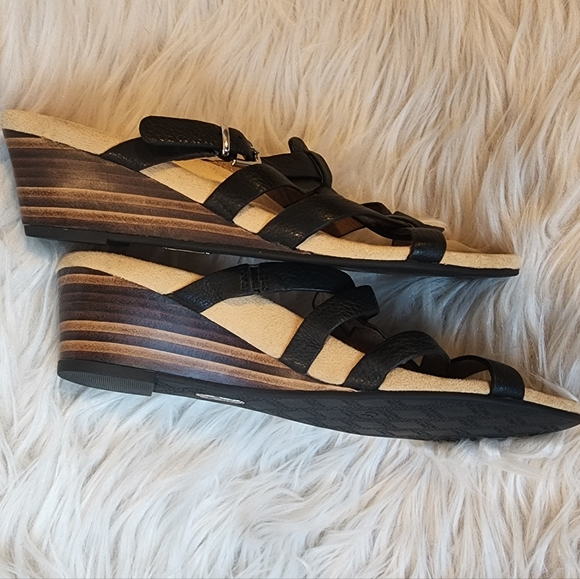 Vionic Black Leather Sandals, Size 6 - Picture 8 of 14